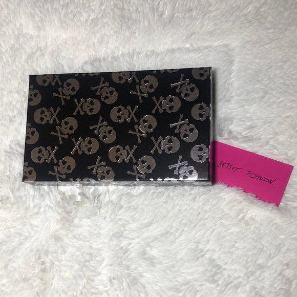 Betsey Johnson Black & White Scull Boxed Zip Around Wallet 🤍🖤 ☠️ NWT - Picture 6 of 6